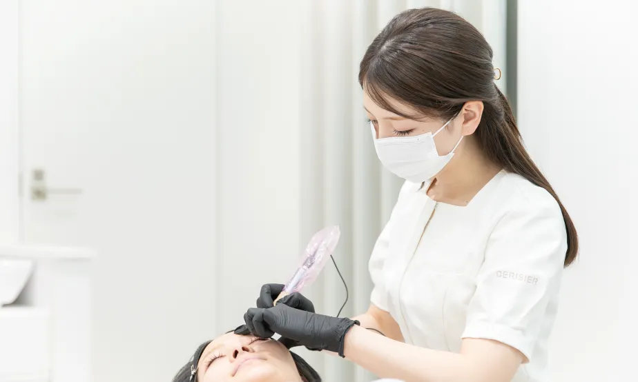 スリジエビューティークリニックの看護師によるアートメイクの施術