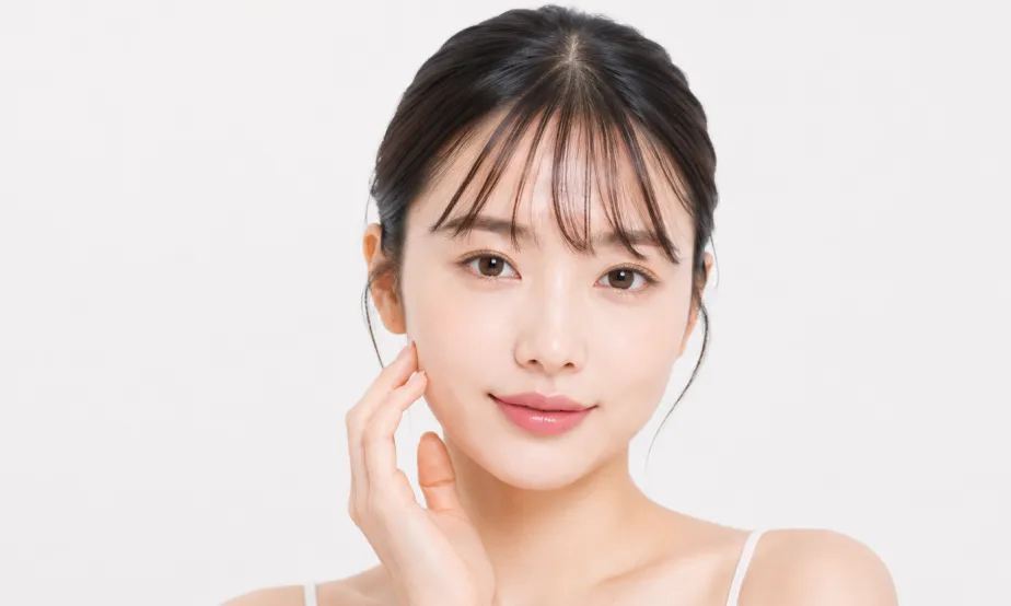 ピコレーザーで肌のハリやツヤ感を感じているような女性のイメージ