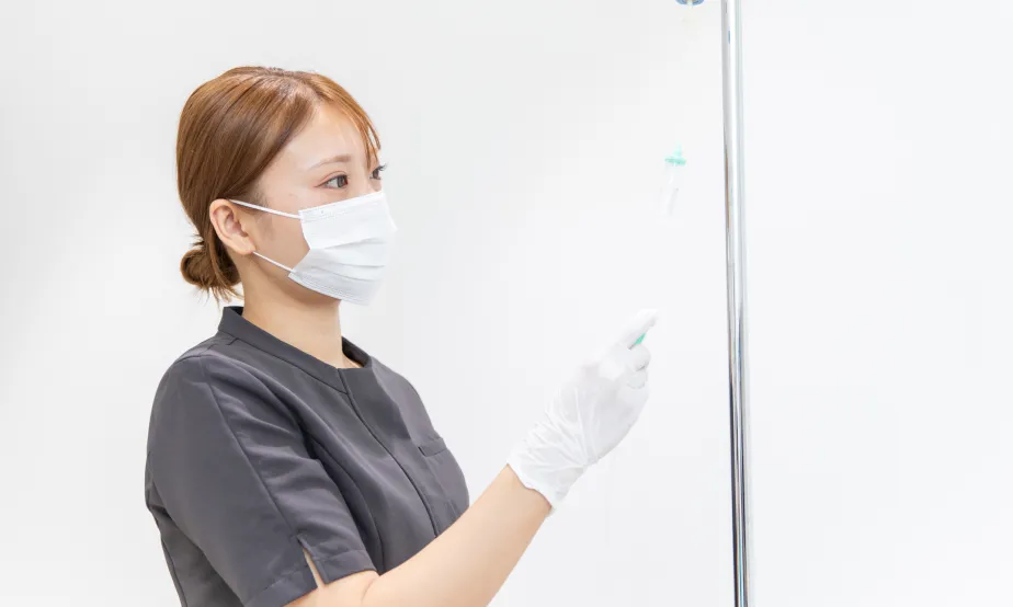 スリジエビューティークリニックの看護師による美容点滴の施術
