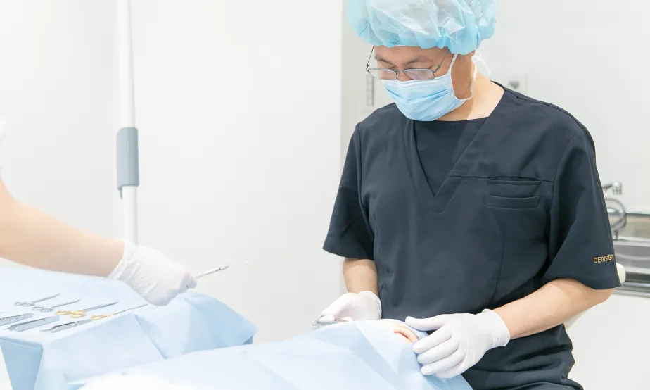 形成外科医による「傷跡を目立たせない精密な手術」